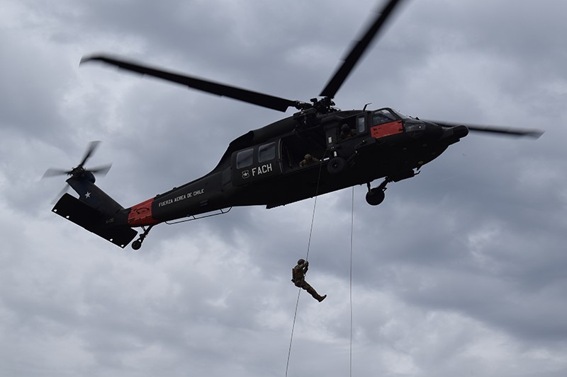 Helicóptero Sikorsky MH-60H de la Fach en un ejercicio Fast Rope con personal de FFEE (Foto Web Fach)